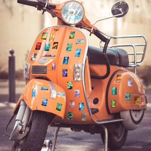 Pegatinas de paisajes artísticos en un scooter retro para decoración creativa DIY