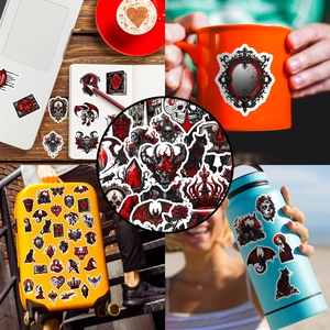 Rote und schwarze Gothic-Aufkleber mit Skelett und Katze auf Laptop und Trinkflasche