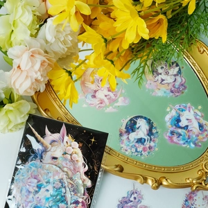 Details von holografischen Einhorn-Aufklebern in antikem Goldrahmen mit Blumen