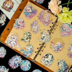 Detailansicht holografischer Einhorn-PET-Sticker mit Goldfolie auf einem Tagebuch