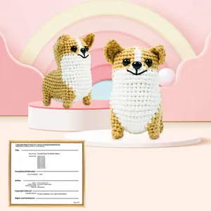 Detailweergave van twee handgemaakte gehaakte Corgi puppy poppen met dichte texturen