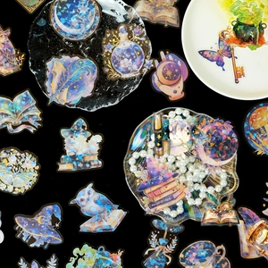 Details der magischen PET-Aufkleber mit Eule und Zauberkatze in Laser-Goldfolie