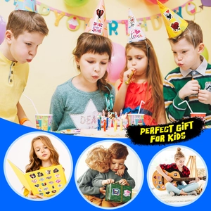 Détail montrant divers autocollants sur le thème du cœur sur cadeaux et papeterie