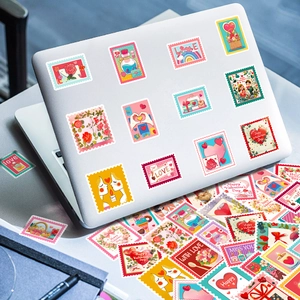 Gros plan d'autocollants timbres de la Saint-Valentin avec motifs cœurs sur ordinateur