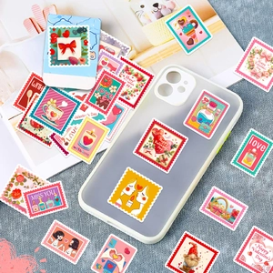 Détail d'autocollants timbres de Saint-Valentin sur coque de téléphone avec motifs cœur