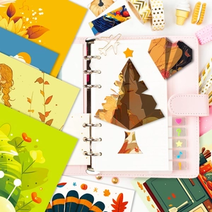 Vista piatta del diario in pelle rosa con cartoline autunnali e accessori per scrapbooking