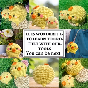 Vue détaillée de deux poussins au crochet faits main comme porte-clés DIY mignons