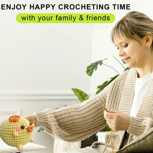 Gros plan du kit de crochet DIY avec poussin jaune en peluche, fils et outils de tricot