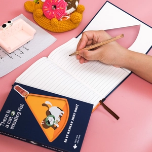 Detailaufnahme des Katzen-Notizbuchs mit linierten Seiten und blauem Hardcover-Einband