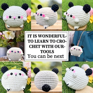 Vues multiples d'un porte-clés panda au crochet fait main sur un fond en bois naturel