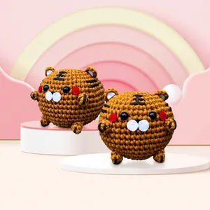 Gros plan de deux poupées tigres au crochet faites main avec broderies détaillées