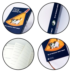 Detailansicht von Katzen-Notizbuch mit blauem Hardcover und linierten Innenseiten
