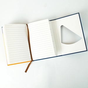 Details des blauen Hardcover Notizbuchs mit orangefarbenem Rand und Lesezeichen