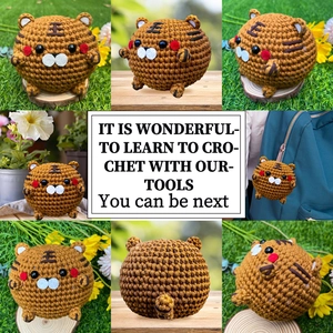 Vue multi-angles d'une poupée tigre faite à la main au crochet sur un sac à dos bleu