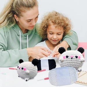 Kit de crochet DIY montrant des peluches panda avec fils et outils utilisés