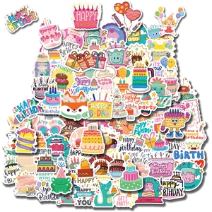 Detalle de coloridas pegatinas de cumpleaños con tartas, animales y deseos de felicidad