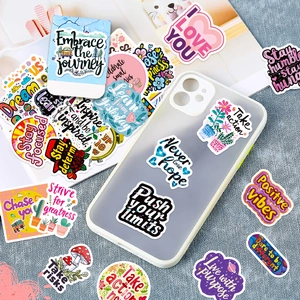 Inspirerende Engelse stickers en bloemmotieven op een transparant telefoonhoesje