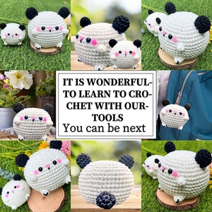 Détail du kit de crochet DIY avec deux adorables pandas faits main et joues roses