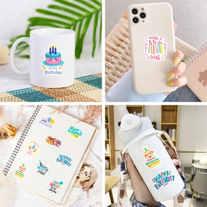 Detalle de pegatinas de cumpleaños aplicadas en tazas, fundas de móvil y agendas