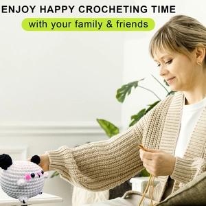 Kit de crochet DIY montrant la création de deux adorables chiots en laine faits main
