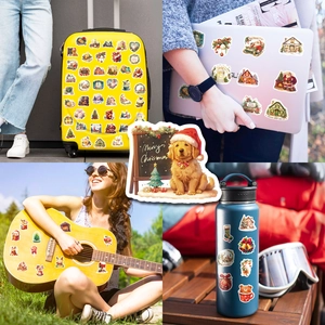 Stickers de Noël sur valise jaune et guitare pour une décoration festive