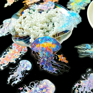 Details der bunten Quallen PET-Aufkleber mit holografischem Silber-Lasereffekt auf Schwarz