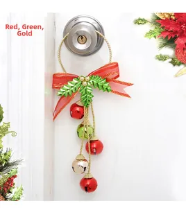 Detailopname van kerstbel-ornamenten met rode zijden strik op een zilveren deurklink