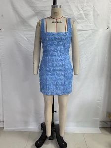 Détail de la robe mini bleu clair avec texture florale 3D et décolleté carré chic