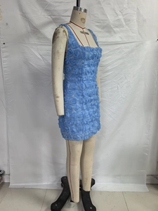 Détail de la texture des pétales de rose 3D et du col carré de cette mini robe bleue