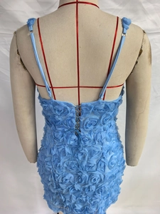 Vue détaillée du dos de la robe bleu clair avec fleurs 3D et laçage ajustable