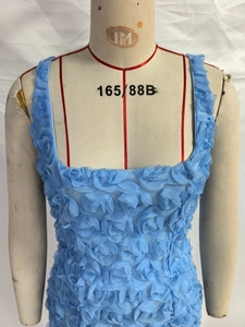 Détail du col carré et des appliques de roses 3D sur la robe courte en tulle bleu clair