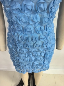 Détail de la texture rose 3D en tissu sur une mini-robe moulante bleu clair