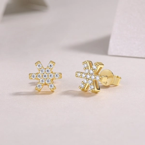 Detailed view of hexagonal snowflake earrings in S925 silver with gold plating and moissanite