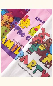 Primer plano detallado de telas coloridas con vibrantes estampados de dibujos animados infantiles