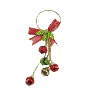 Adorno de campanas navideñas con lazo rojo, hojas de acebo y cascabeles de colores