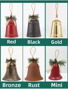 Detail von Weihnachtsglocken aus Metall in Rot und Gold mit Kiefernzapfen-Dekoration