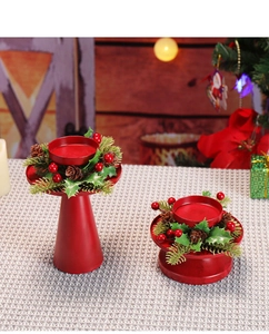 Detail der roten Weihnachts-Kerzenhalter aus Eisen mit Tannennadeln und Beeren-Deko