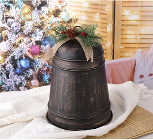 Detail einer Vintage-Weihnachtsglocke aus Metall mit Kiefernnadeln und Juteschleife