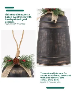 Makroansicht der Vintage-Metall-Weihnachtsglocke mit Tannennadeln und Juteschleife