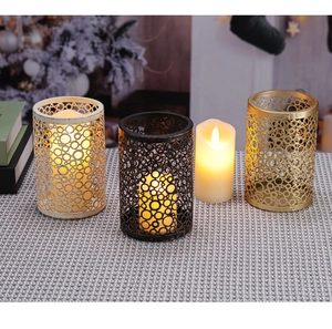 Drei hohle Metallkerzenhalter mit geometrischen Ringen in Weiß, Bronze und Goldfarben