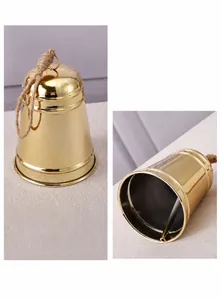 Detail einer goldenen Weihnachtsglocke aus Metall mit Galvanisierung und rustikalem Hanfseil