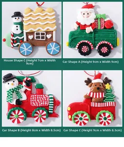 Detailansicht von vier Weihnachtsauto und Haus Anhängern aus Polymer-Ton-Material