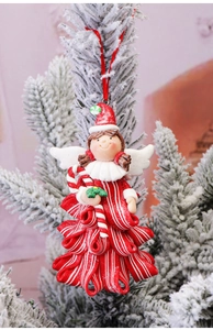 Nahaufnahme eines Ton-Engels mit Zuckerstange an einem verschneiten Weihnachtsbaumzweig