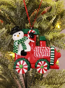 Detail eines Schneemanns in einem roten Zug als Weihnachtsbaumanhänger aus Ton