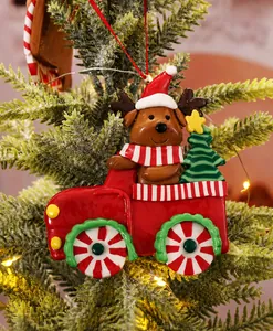 Detail eines Rentiers in einem roten LKW, hängend an einem festlichen Weihnachtsbaum