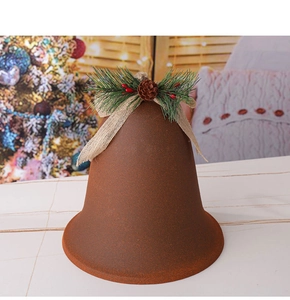 Detail einer roten Vintage-Weihnachtsglocke mit Tannenzapfen und Juteschleife