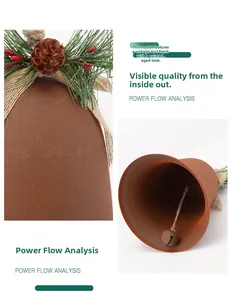 Detailansicht der rustikalen Metall-Weihnachtsglocke mit Tannenzapfen und roten Beeren