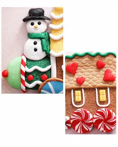 Detailansicht handgefertigter Weihnachtshänger aus Ton mit Schneemann und Lebkuchenhaus-Motiv