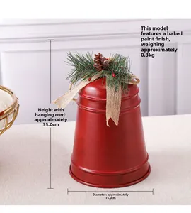 Details von roter Weihnachtsglocke mit Tannennadeln und Maßen von 35x15cm
