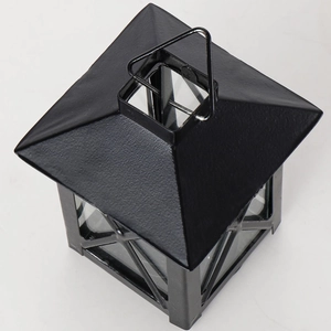 Europäische Vintage-Laterne aus schwarzem Metall mit Glas für die Heimdekoration